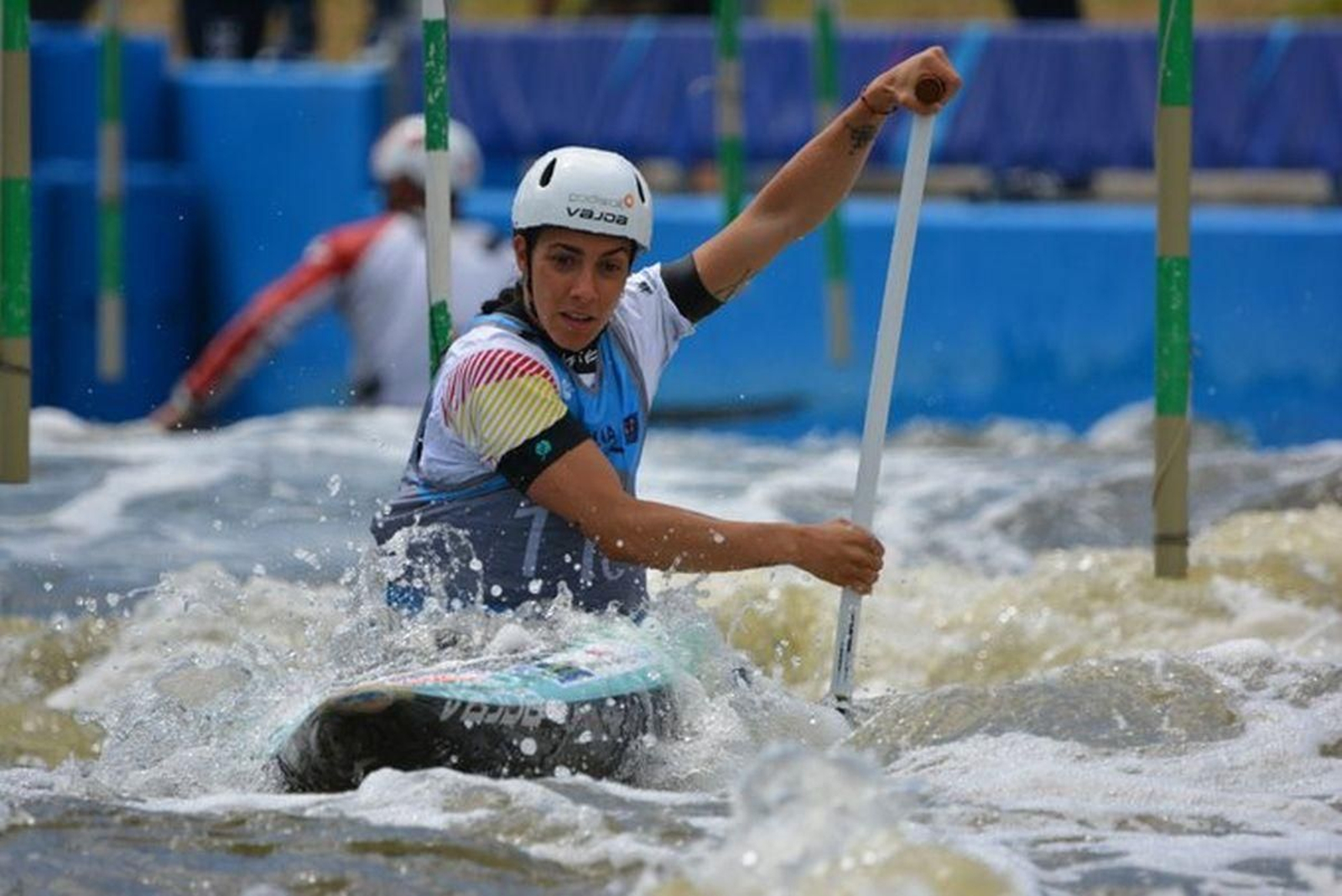 La palista de Salceda de Caselas, en pleno descenso a bordo de su canoa por el canal de Bratislava.