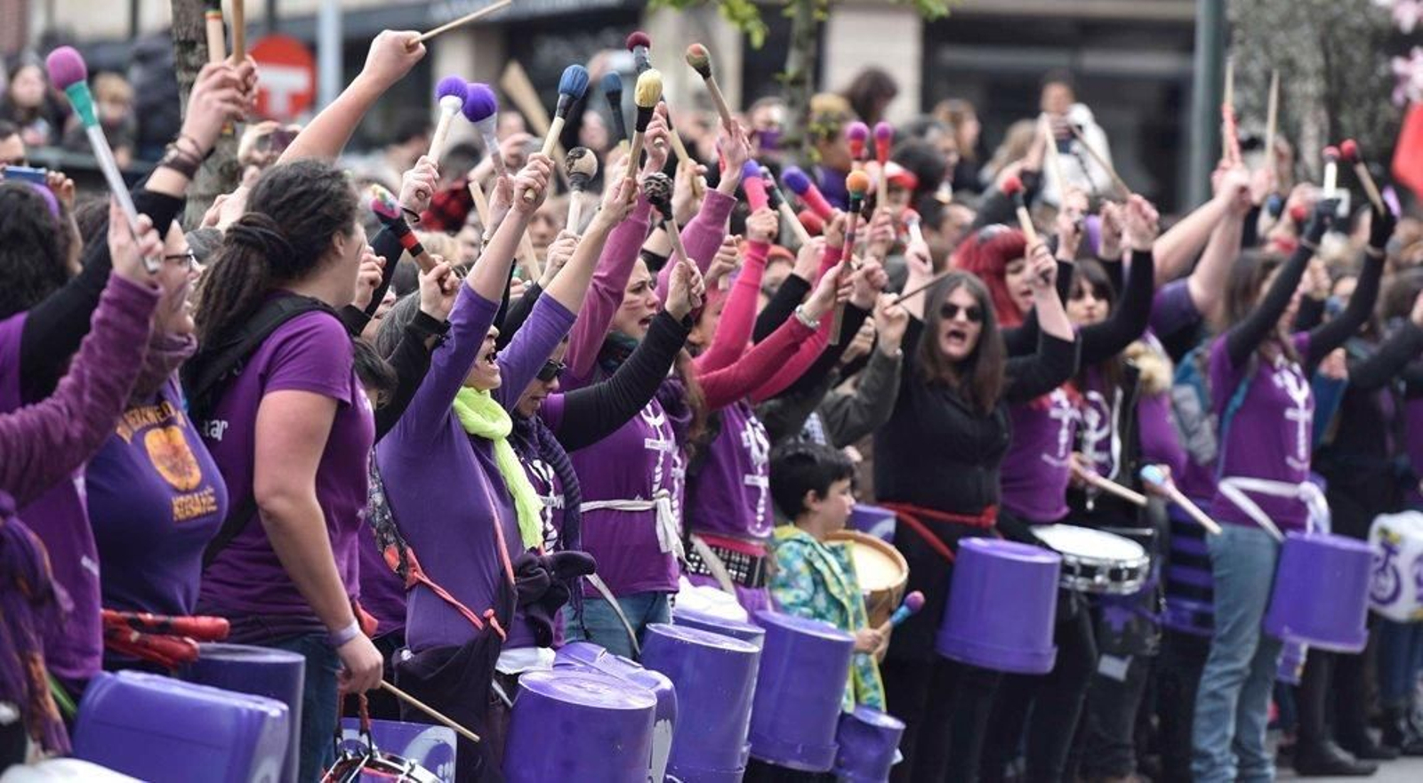 La marcha feminista recorre las calles de Vigo 08