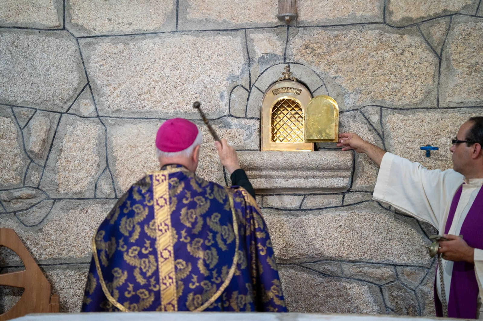 Momentos del acto de purificación y bendición celebrado en la iglesia parroquial de Parada de Ribeira tras la sustracción de sus piezas litúrgicas