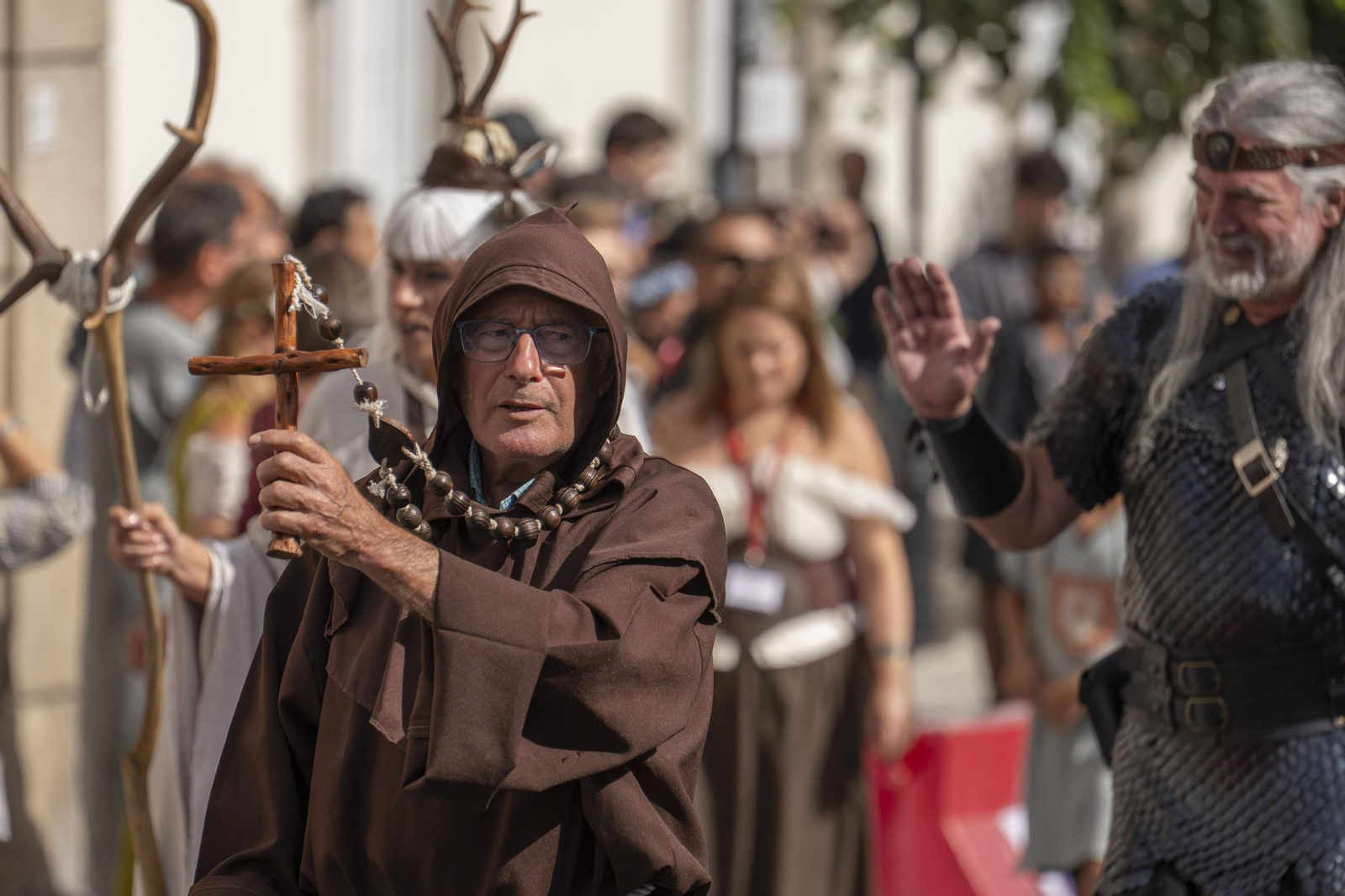 Galería | Reyes, clero, doncellas y caballeros desfilan por las calles de Ribadavia en la Festa da Istoria