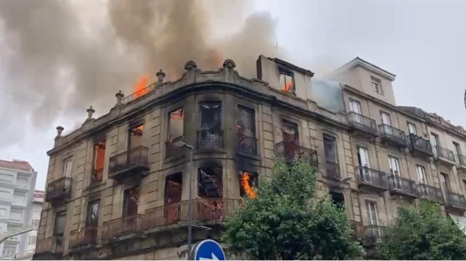 Galería | Así fue el voraz fuego que calcinó un edificio en A Ponte, en imágenes