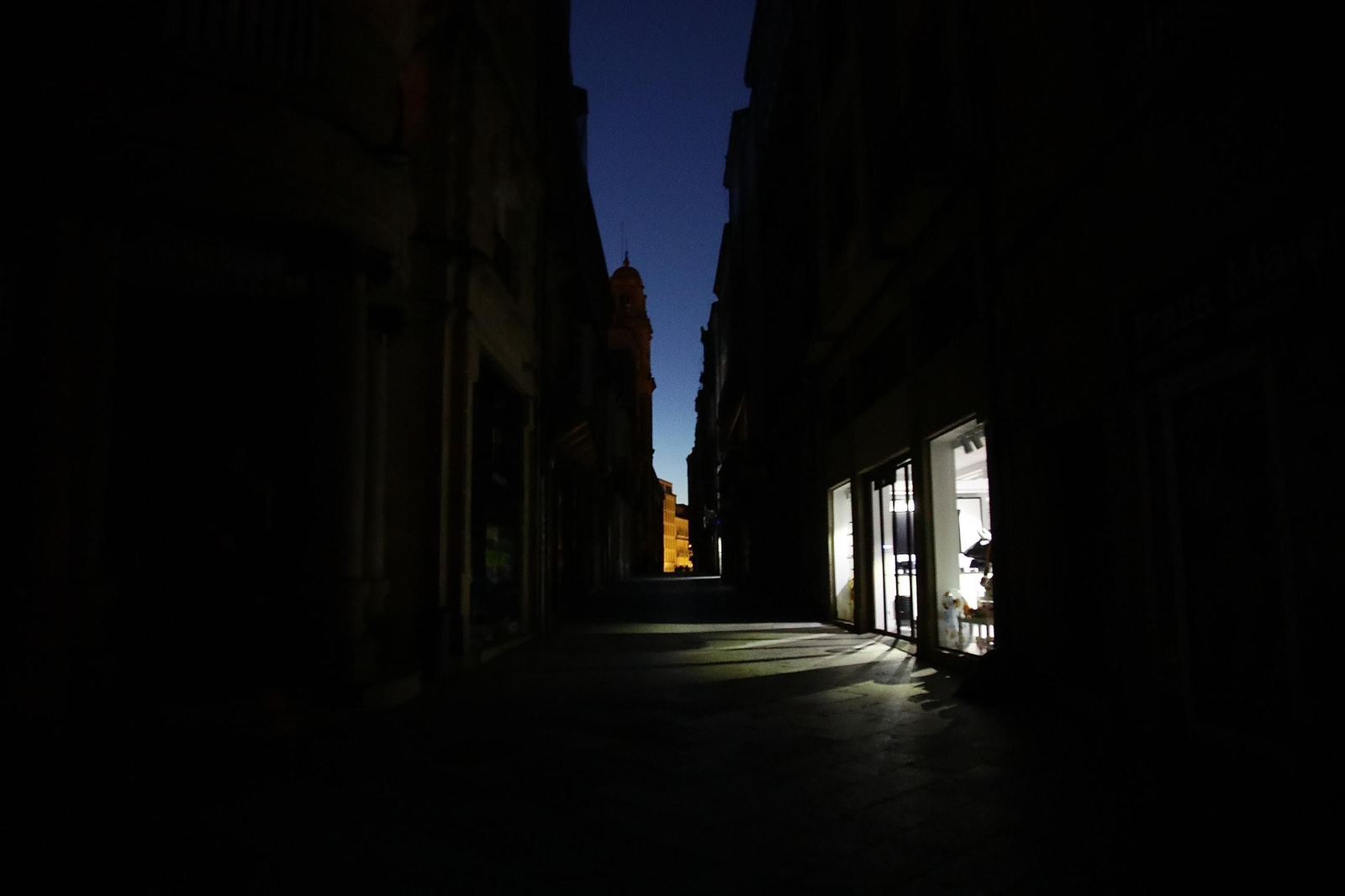 Galería | La ciudad de Ourense anocheció a oscuras en un nuevo apagón