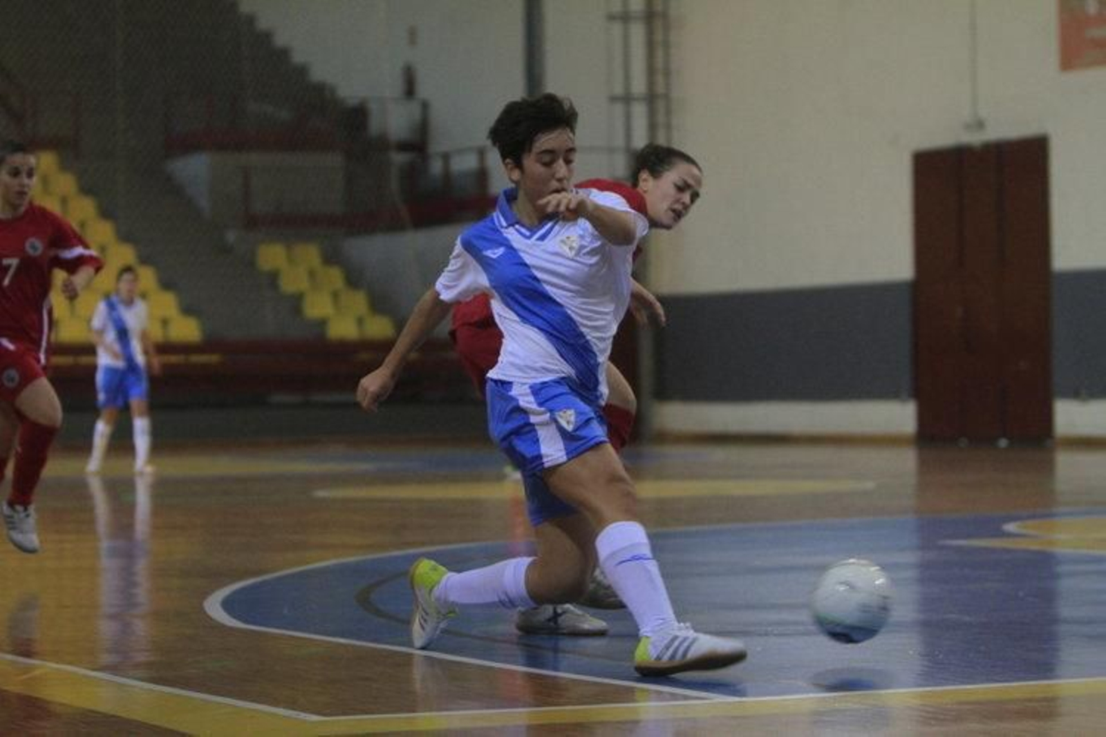 Vanessa Sotelo, intentando rematar a la portería madrileña.