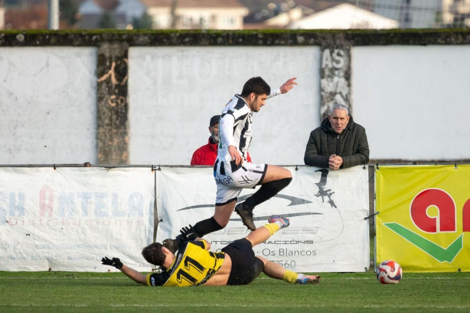 Pedro Castro, capitán del Antela, “vuela” sobre un rival en un duelo en A Moreira.