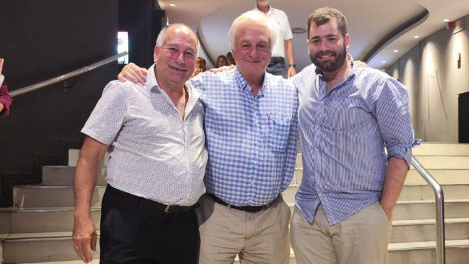 El futuro urgenciólogo en el CHUO junto a su padre y el doctor Roberto Canessa.