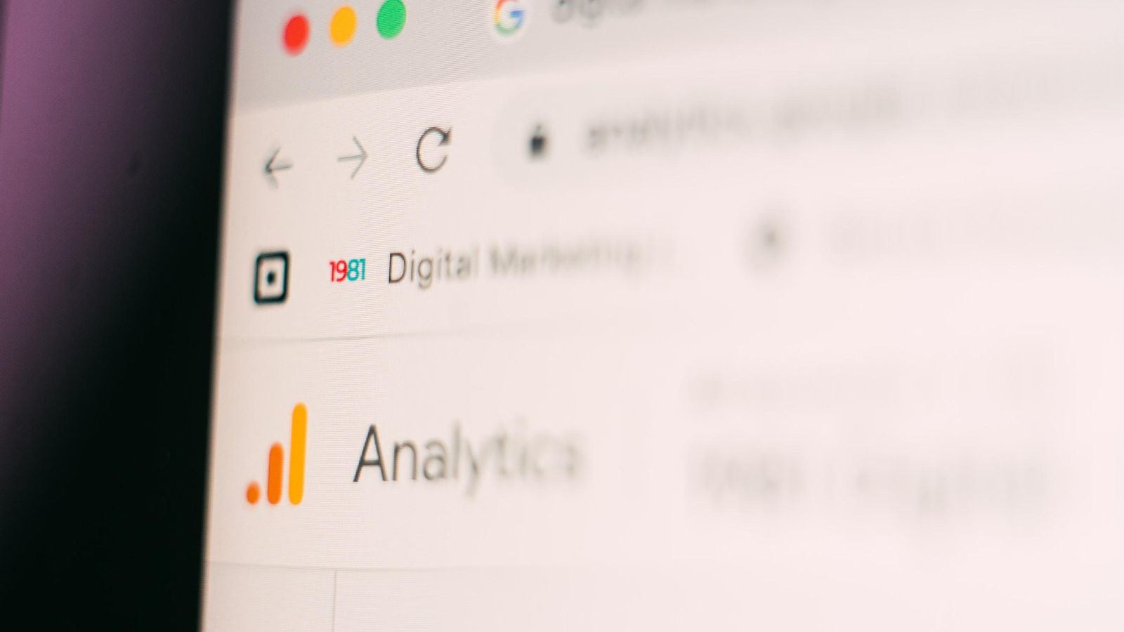 Un usuario utilizando Google Analytics.