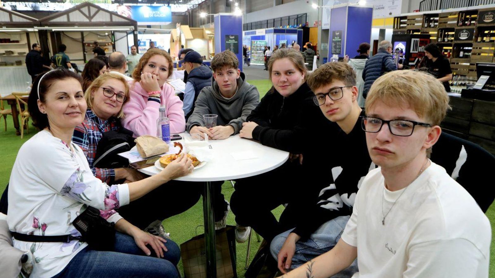 Jóvenes en el salón, Denisa, Ingrid, Simona, Mathey, Lucía, Oliver y Daniel.