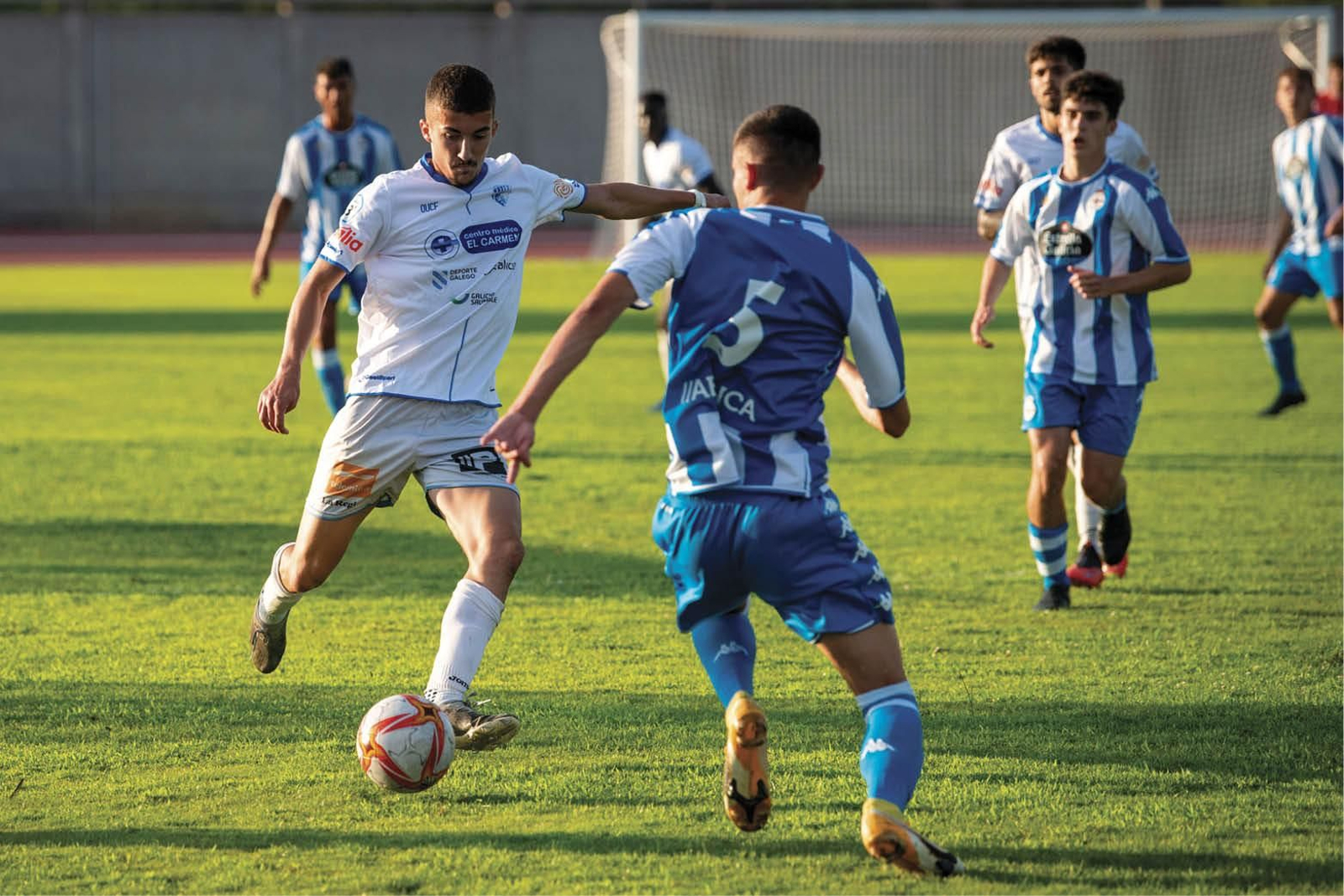 Charly trata de rematar ante el jugador del Fabril Juan (ÓSCAR PINAL).