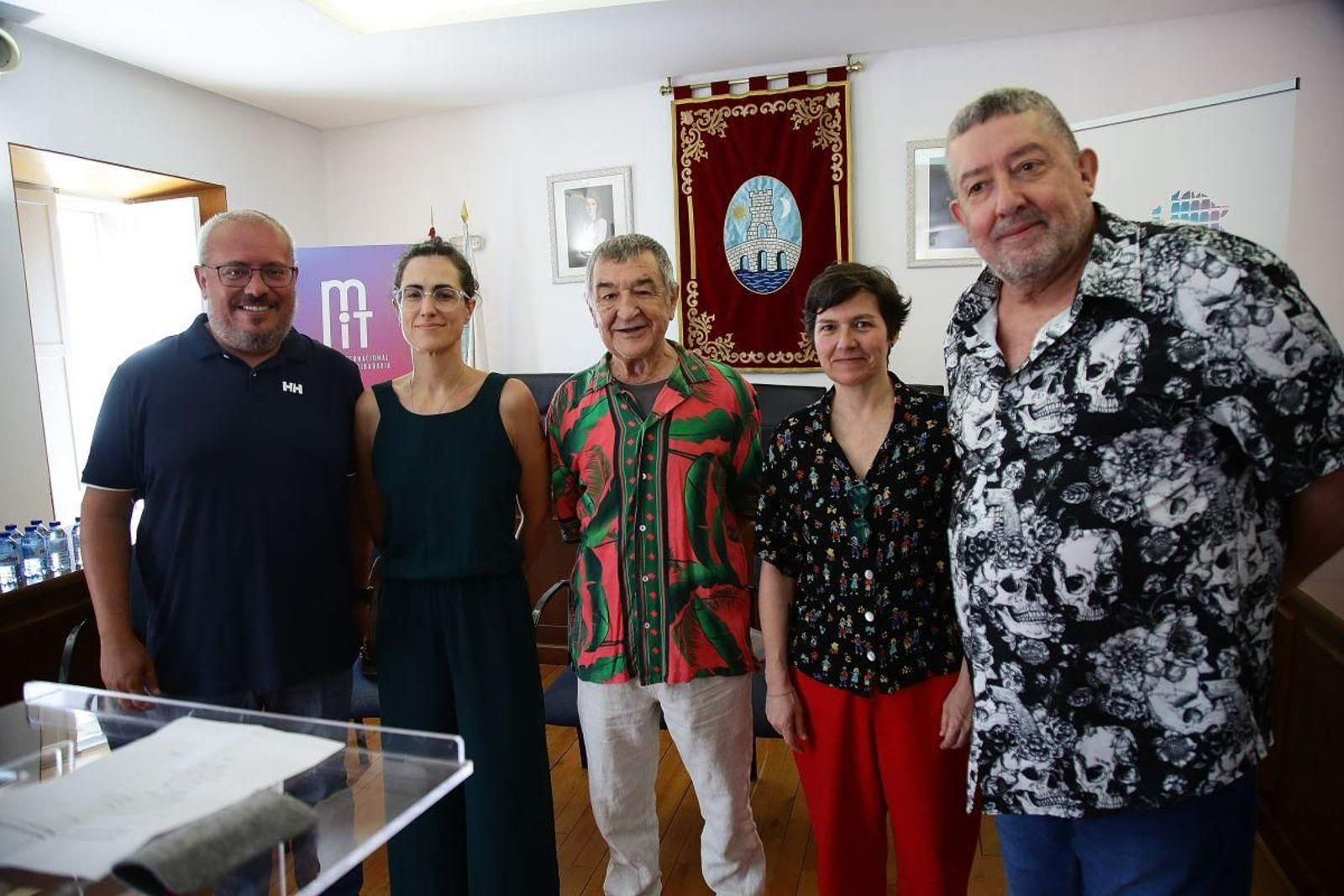 Premio Academia Galega de Teatro al actor Antonio Simon, en el centro, acompañado por César Fernández, Sabela Mendoza, Gena Vaamonde y Miguel Pernas.
