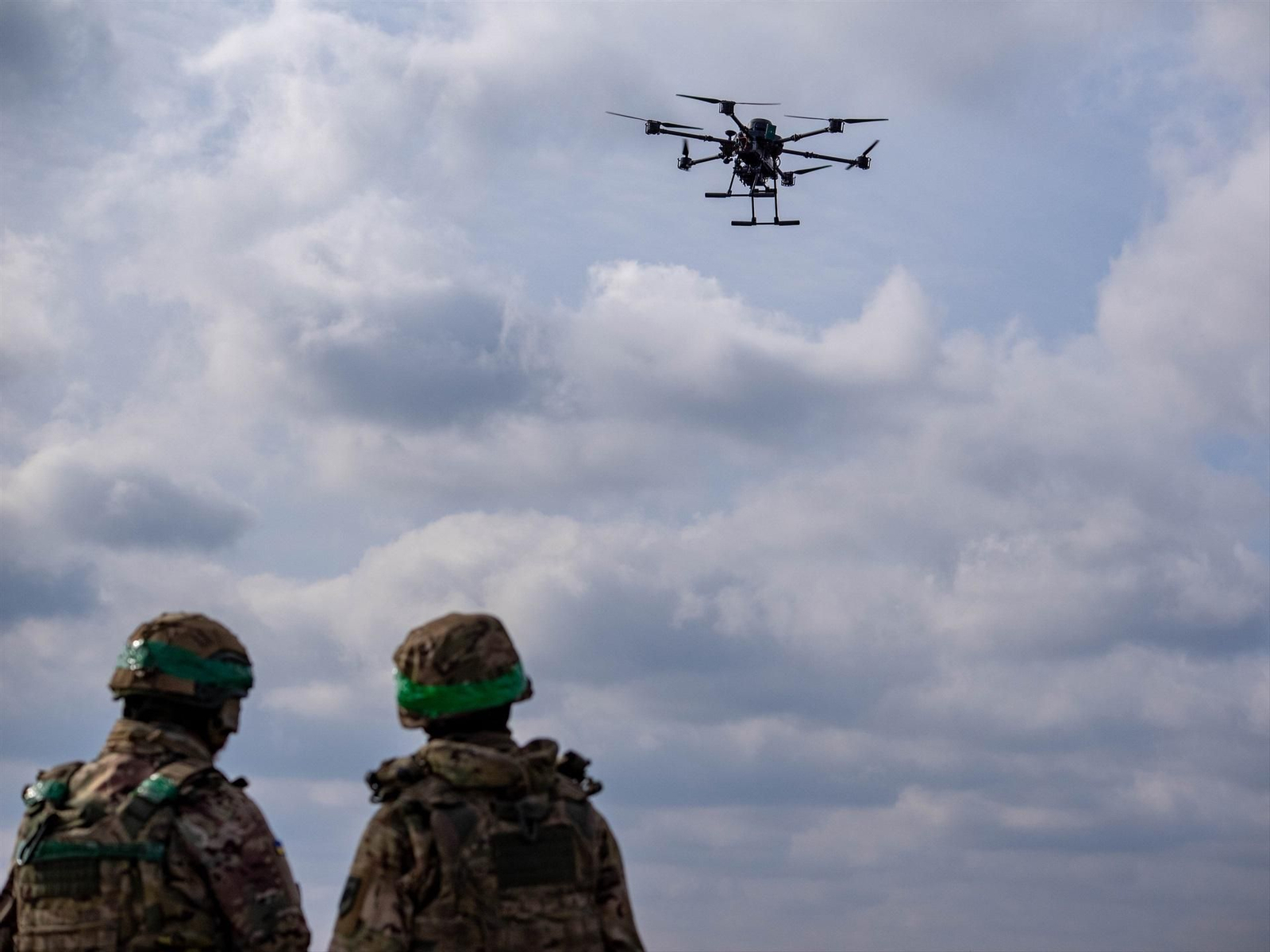Soldados observando un dron ucraniano empleado en la guerra