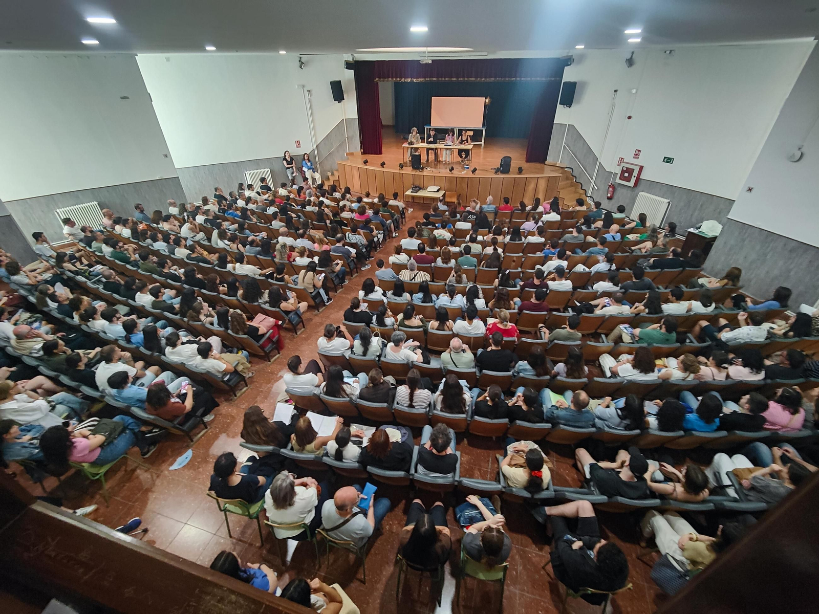 Galería | Más de 2.000 personas buscan plaza en las oposiciones de Educación en Vigo