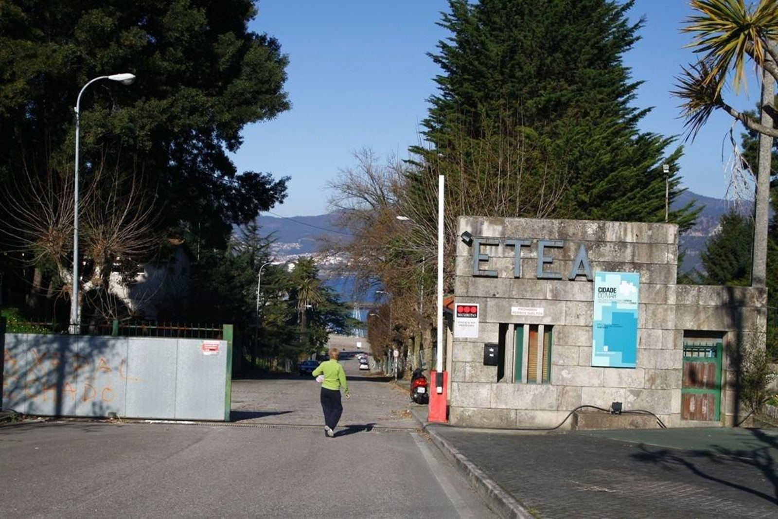 Entrada principal a la antigua ETEA, que en parte gestiona el Concello, en las zonas deportivas y viales, y el resto la Xunta.