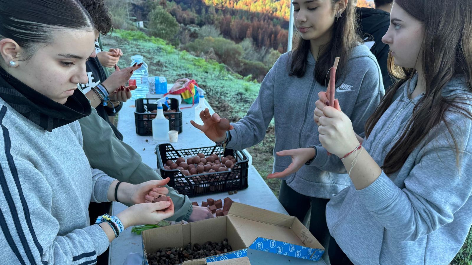 Alumnas de la comarca crearon “bombas de semillas”.