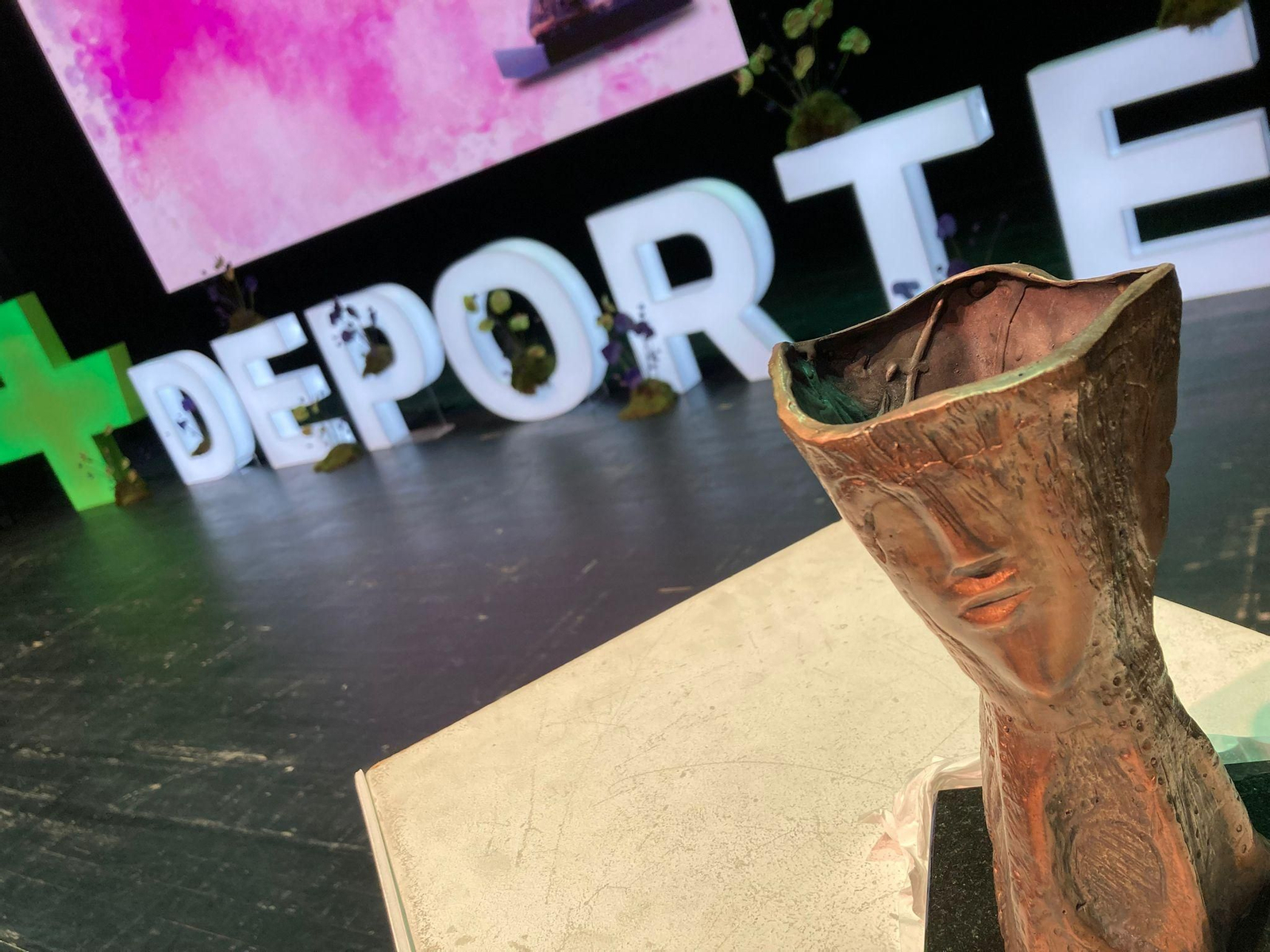 Trofeo Más Deporte sobre el escenario.