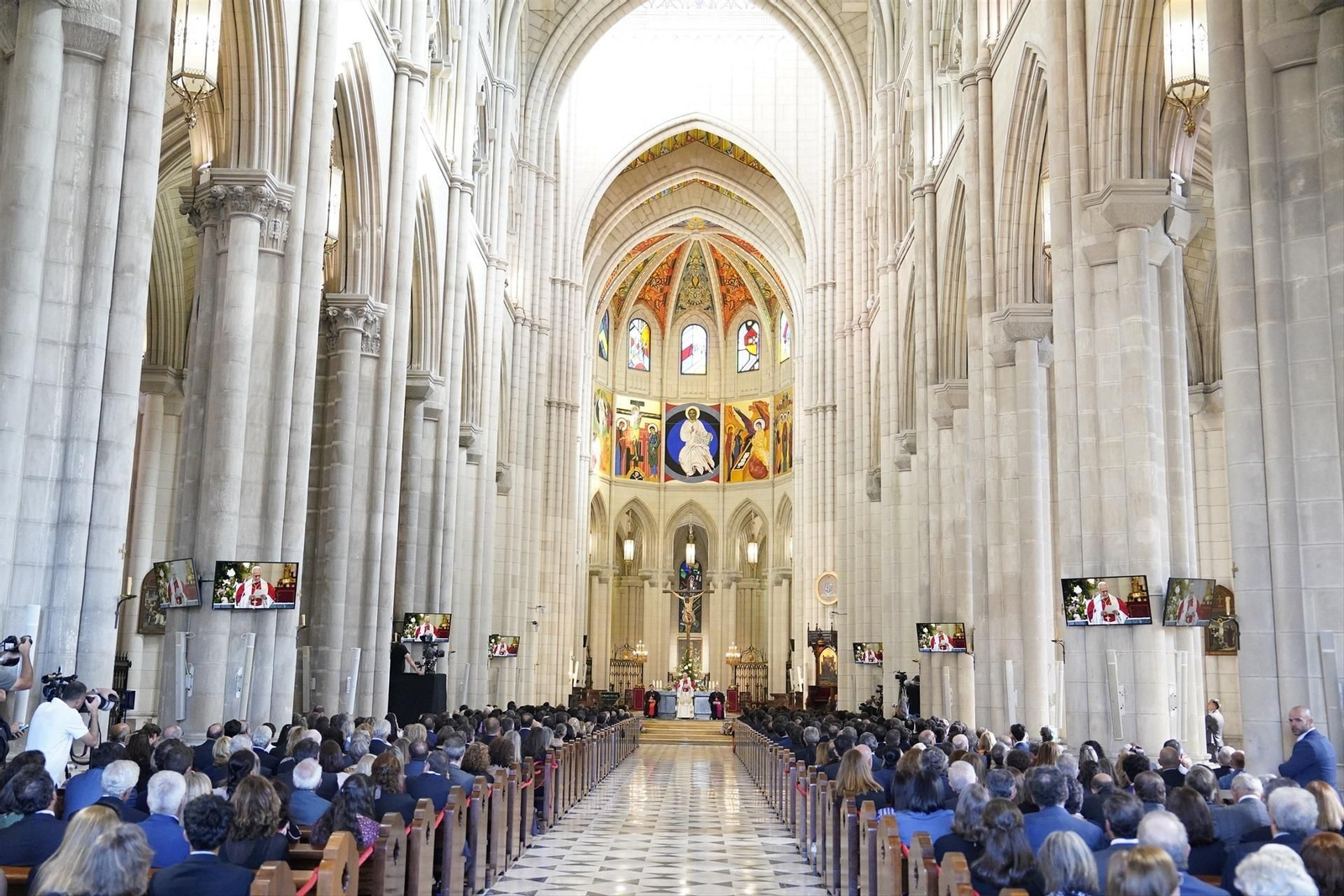 Galería | Las mejores fotos del tercer día de la visita del papa León XIV en Madrid, del Congreso al Bernabéu