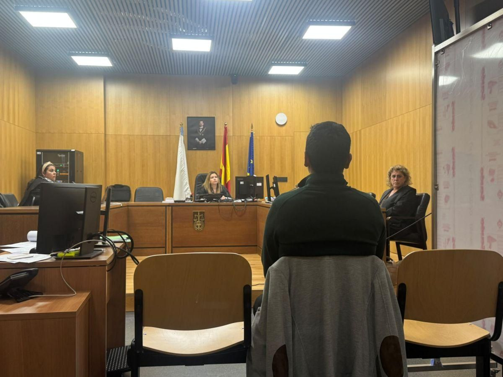 El acusado escucha la declaración de la denunciante, ambos separados por un biombo.