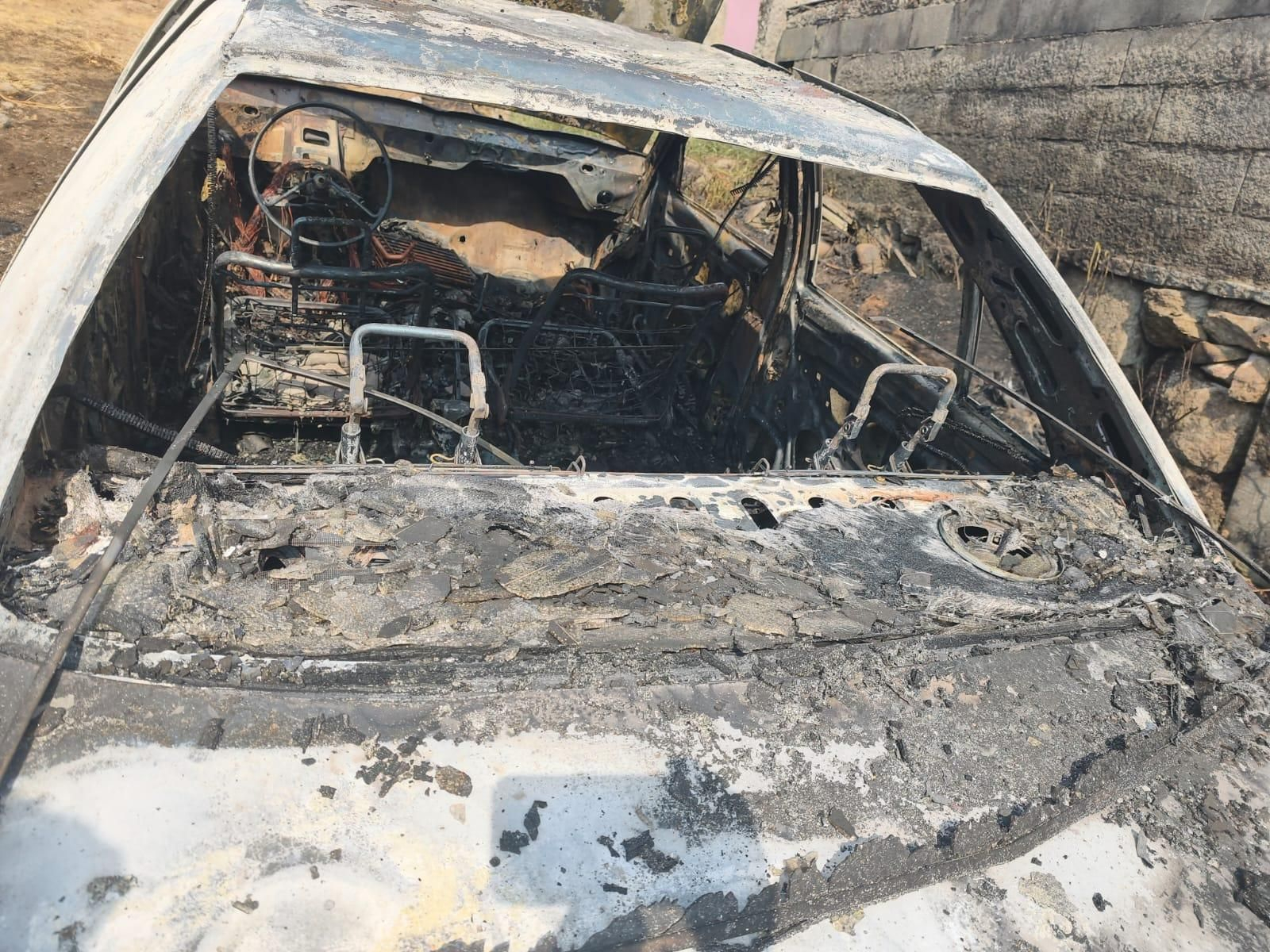 El coche quedó completamente calcinado.
