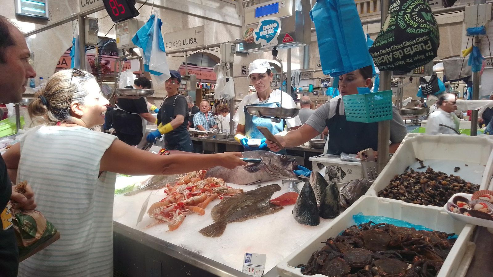 Compradores ayer en uno de los puestos de la Plaza de Abastos.