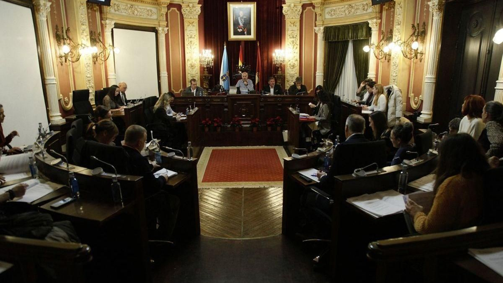 Los concejales, en el salón de plenos.