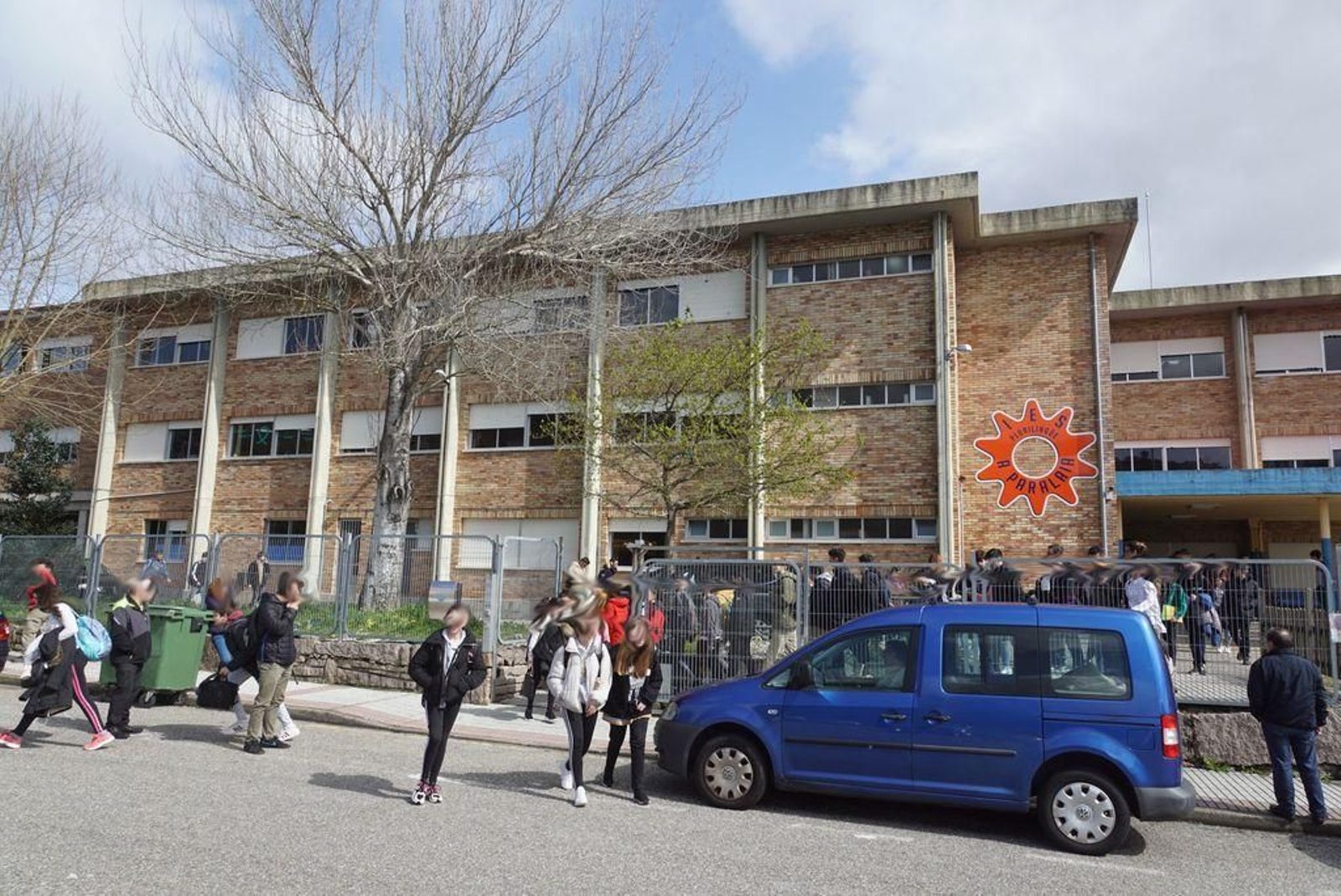Alumnos del IES A Paralaia en Moaña, ayer a la salida del centro tras una jornada con menos alumnos de lo habitual tras el caso de un positivo entre sus alumnos.