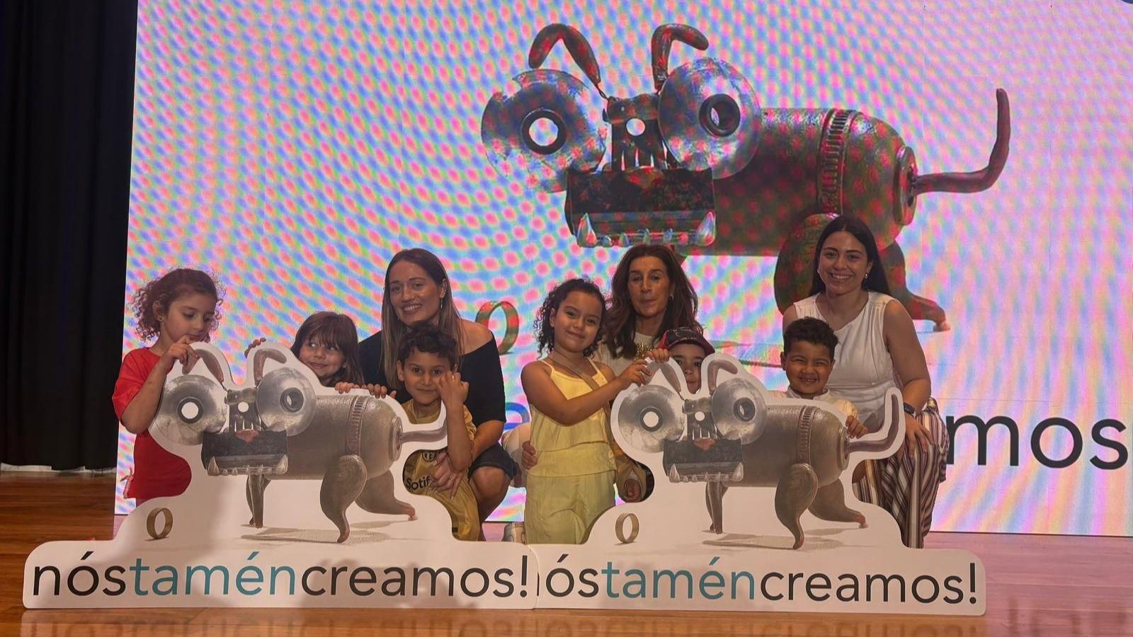 Alumnado, docentes e directivas do colexio recolleron o premio en Santiago.