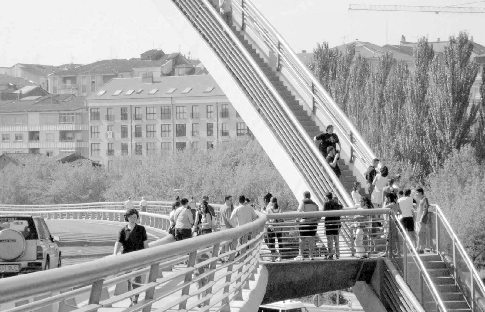 La construcción del emblemático Puente del Milenio hace 25 años cambiaba el skyline de Ourense, en fotos