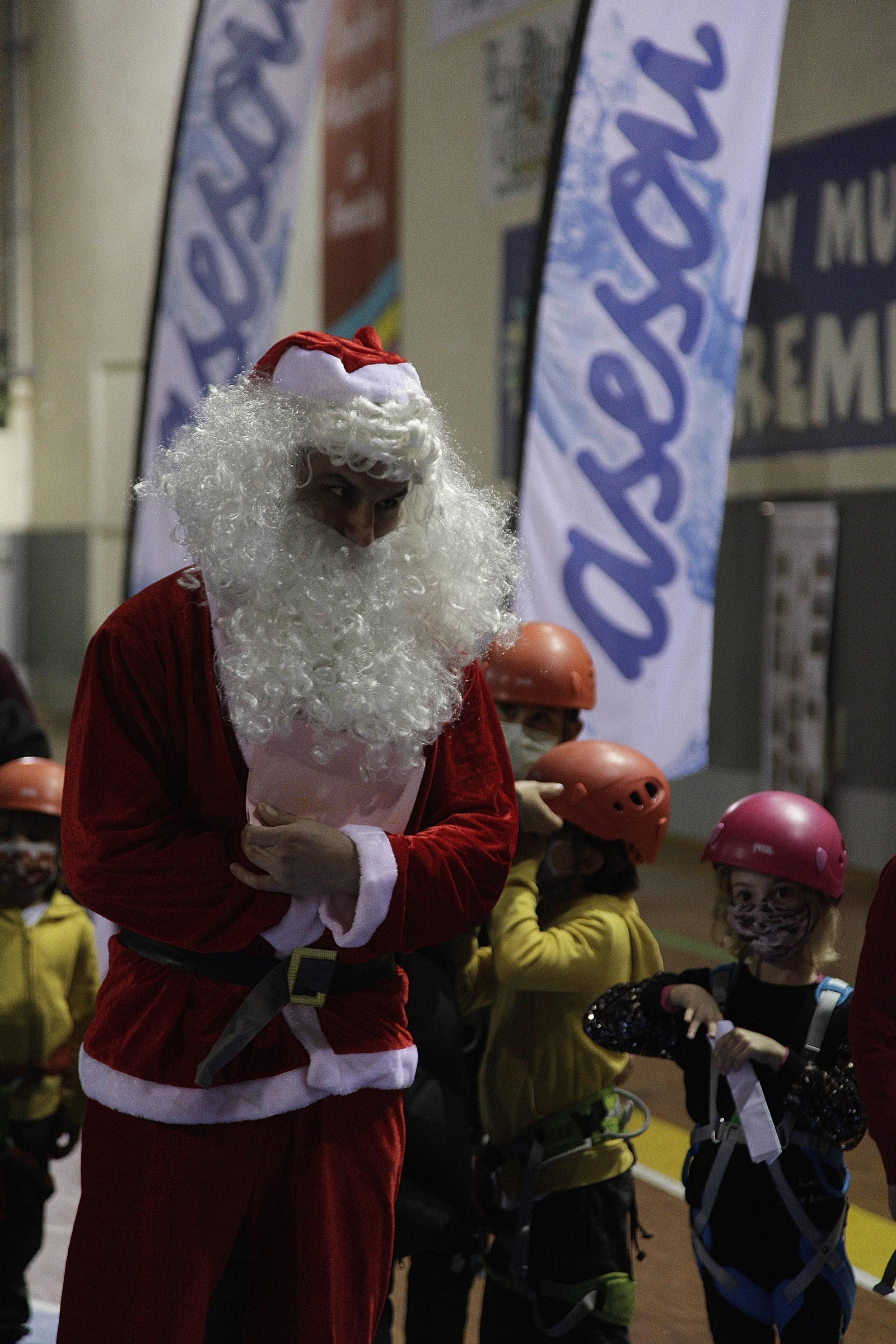 Papá Noel compartió parte de la tarde con los jóvenes escaladores. (Miguel Ángel)