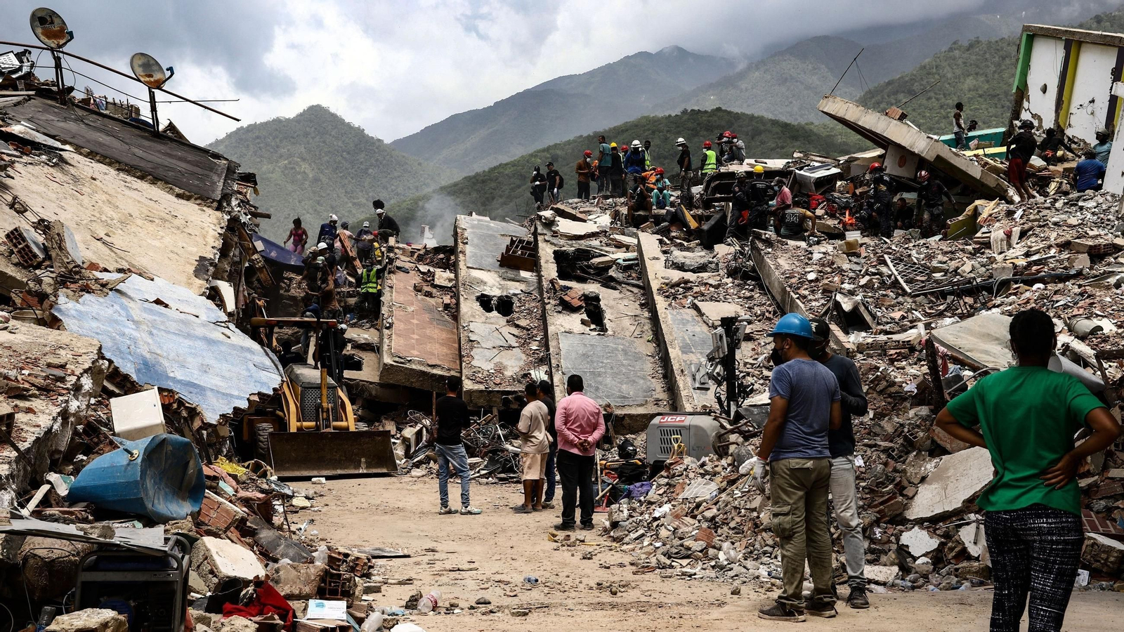 Equipos de emergencias, personal de ayuda humanitaria y voluntarios llevan a cabo labores de búsqueda, rescate y asistencia en La Guaira tras los potentes terremotos que sacudieron Venezuela.