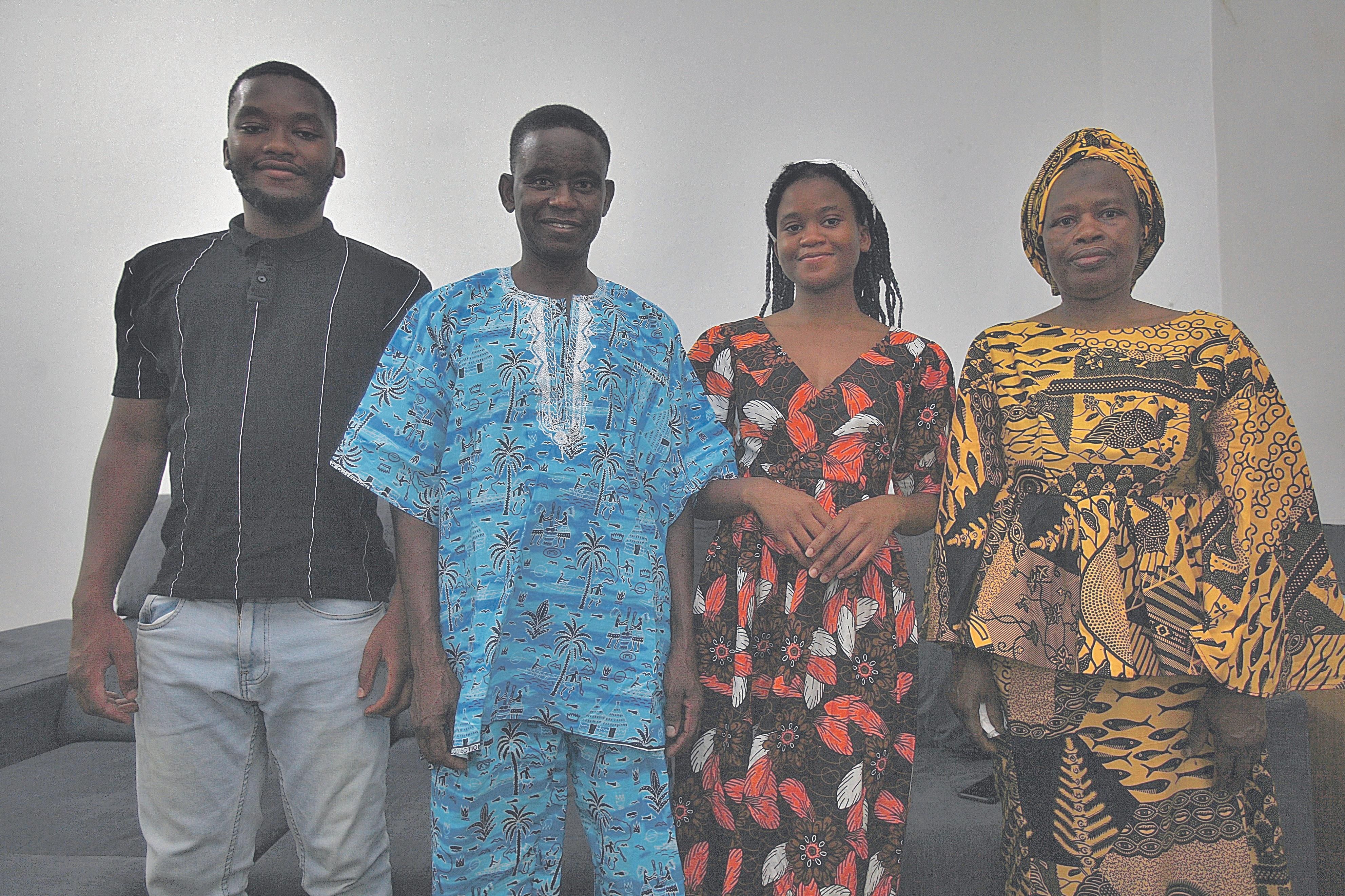 Ibrahim Diouf con su familia vistiendo trajes típicos del país africano. (MIGUEL ÁNGEL)