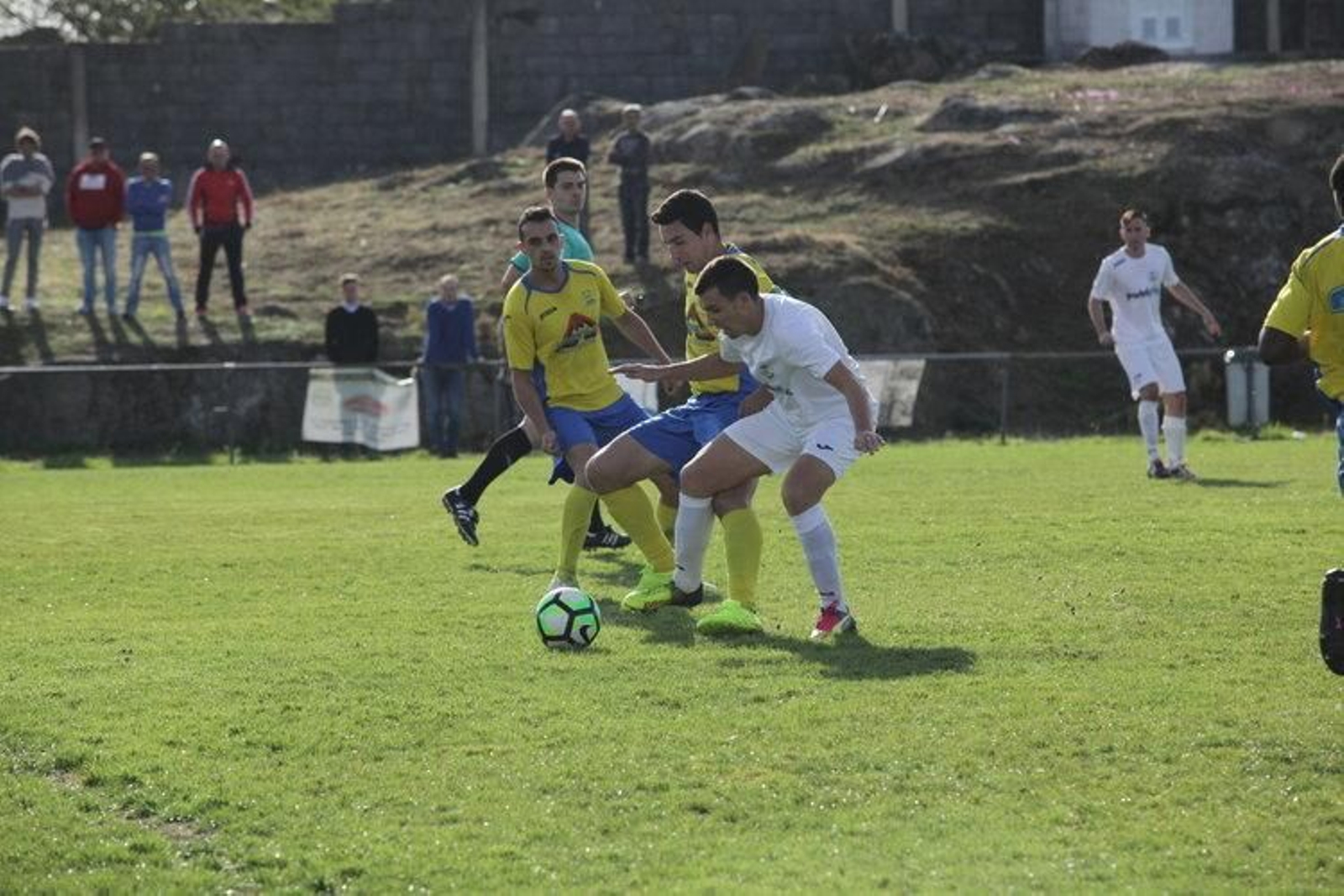 Bruno, del Nogueira , pelea una pelota con Canal, defensa del Polígono.