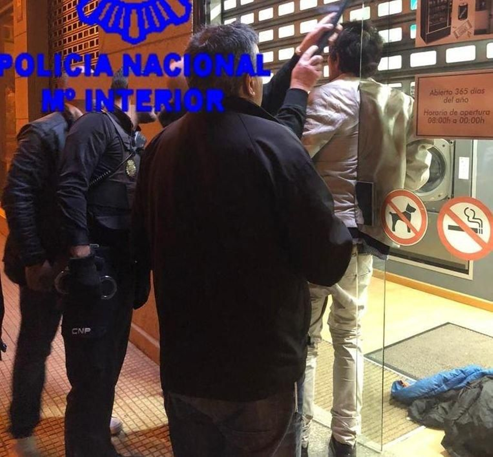 Detienen a un varón que quedó atrapado tras cometer un robo en un local ...