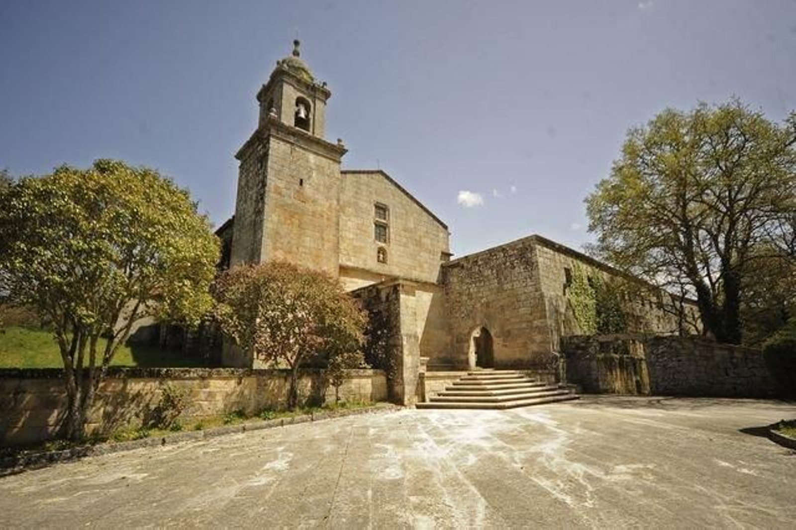 Fachada del monasterio de Bon Xesús de Trandeiras