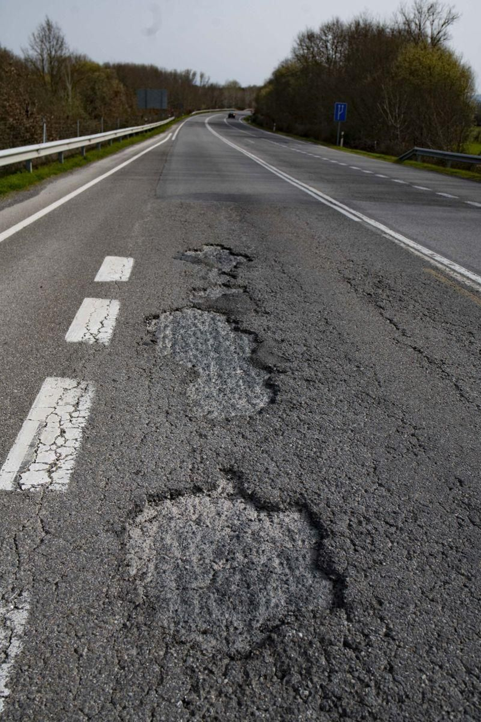 Uno de los baches que inunda la N-120.