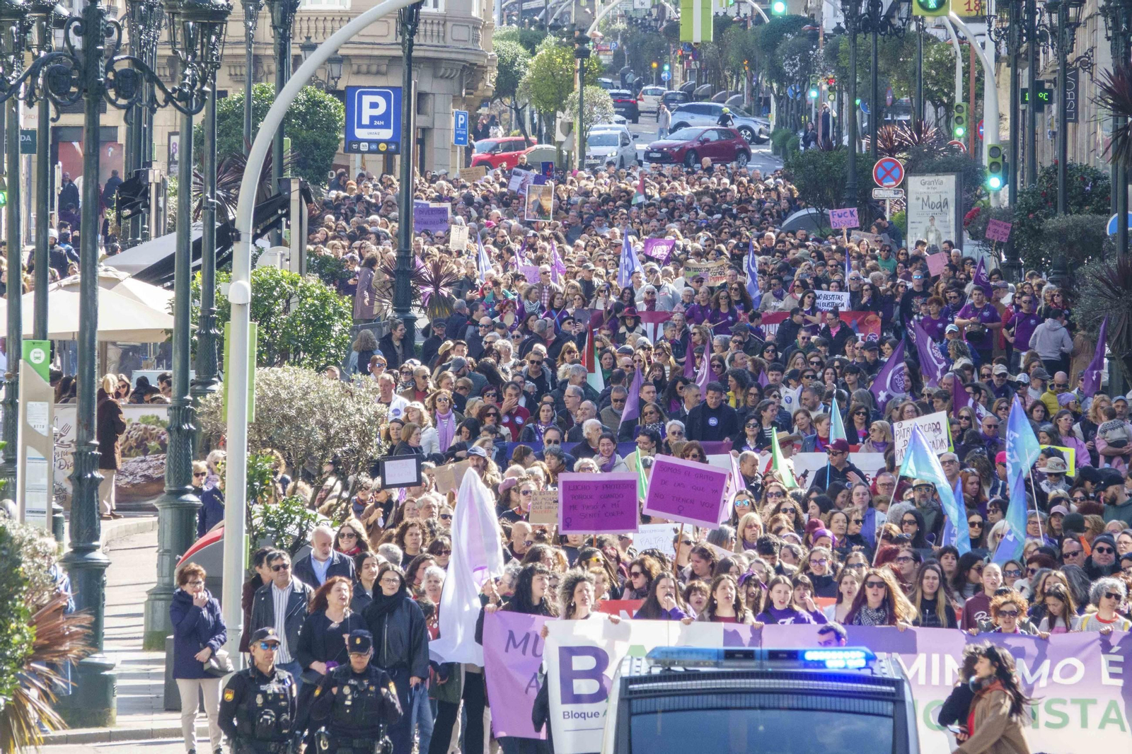 Galería | Las calles de Vigo se pintan de morado por el Día Internacional de la Mujer