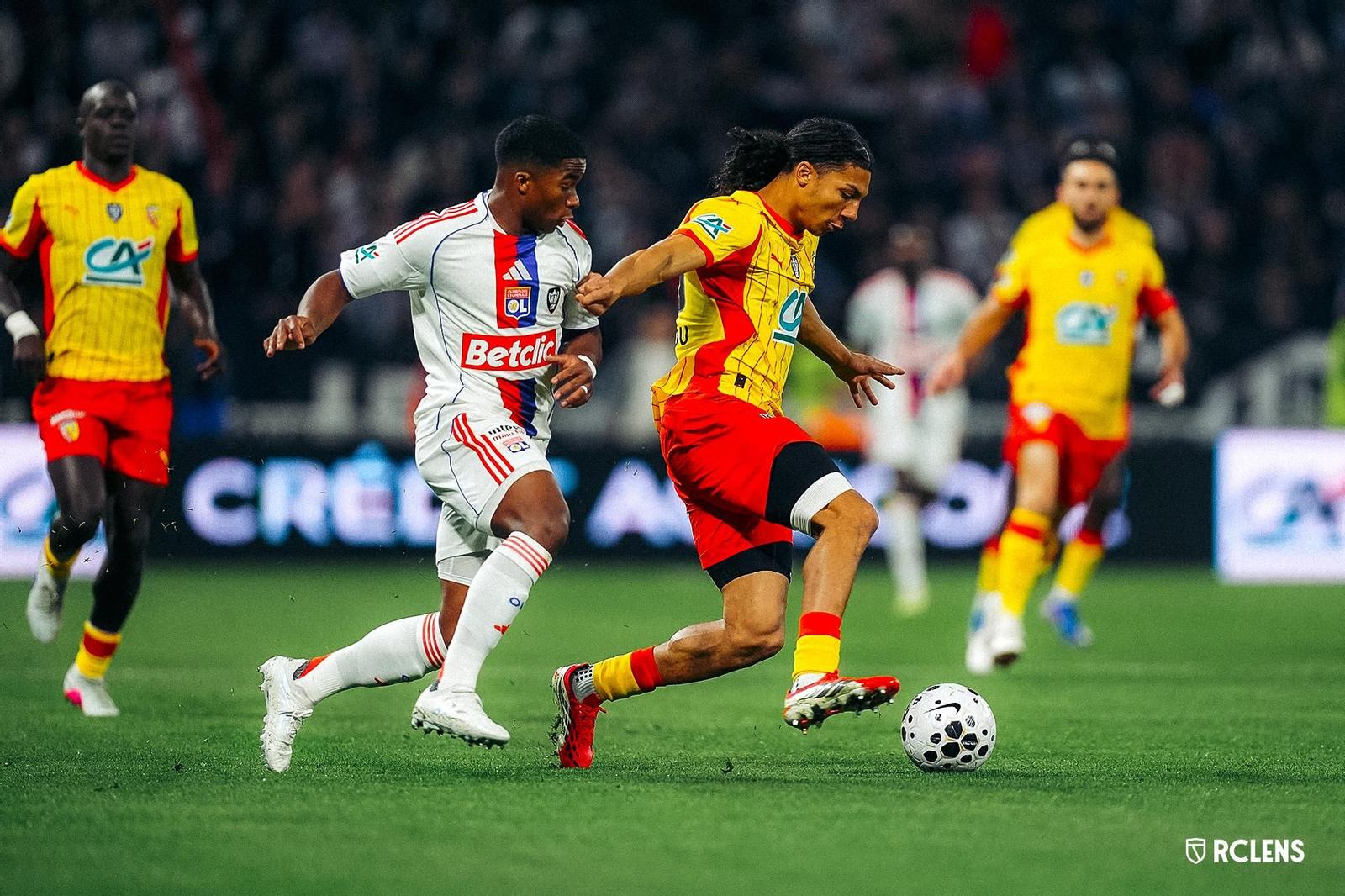 El Lyon igualó en el descuentro el 0-2 inicial del Lens.