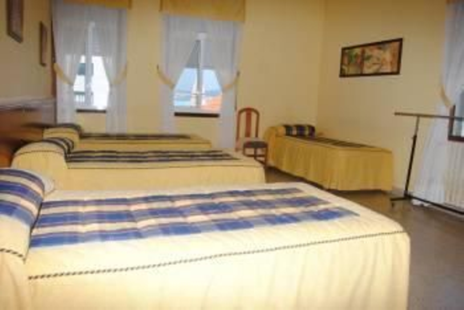 Hay habitaciones de distintos tamaños muchas de ellas con amplias terrazas exteriores.