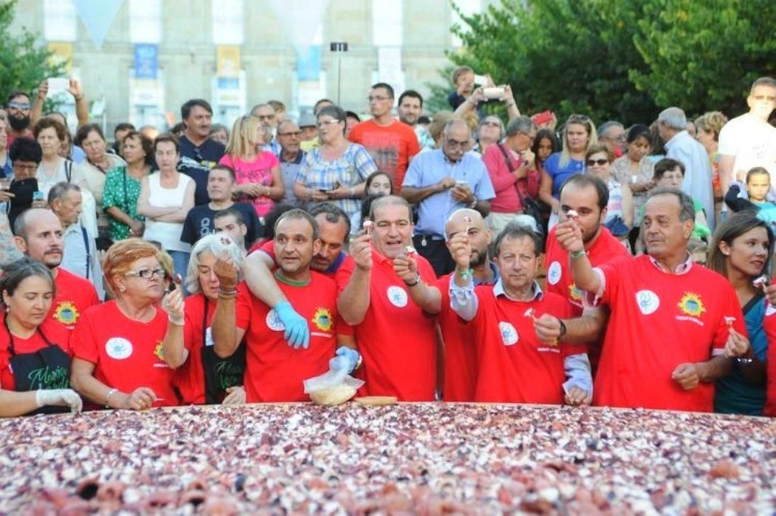 La elaboración de la tapa de pulpo más grande del mundo en Carballino 22
