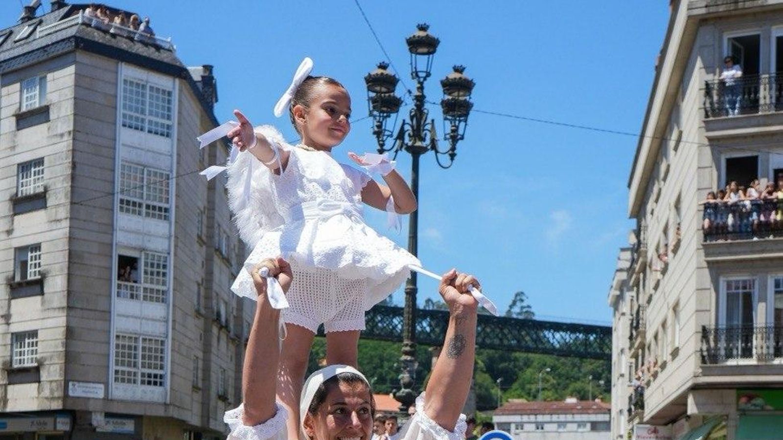Momento de la danza de las Penlas sobre las "burras"