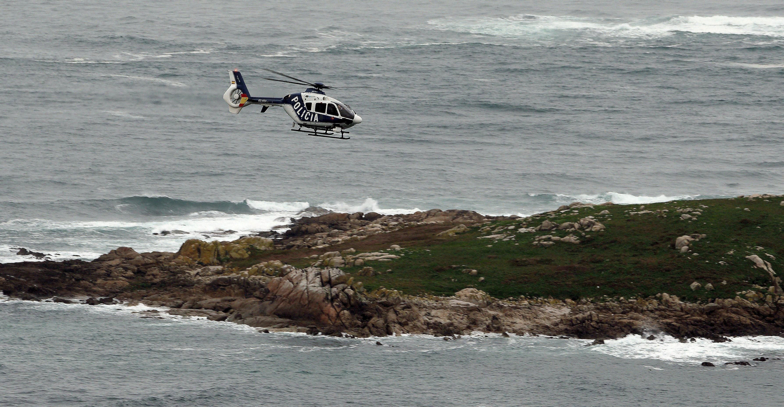 En la jornada de ayer la búsqueda de los marineros desaparecidos en Cíes continuó por tierra y por aire // Vicente