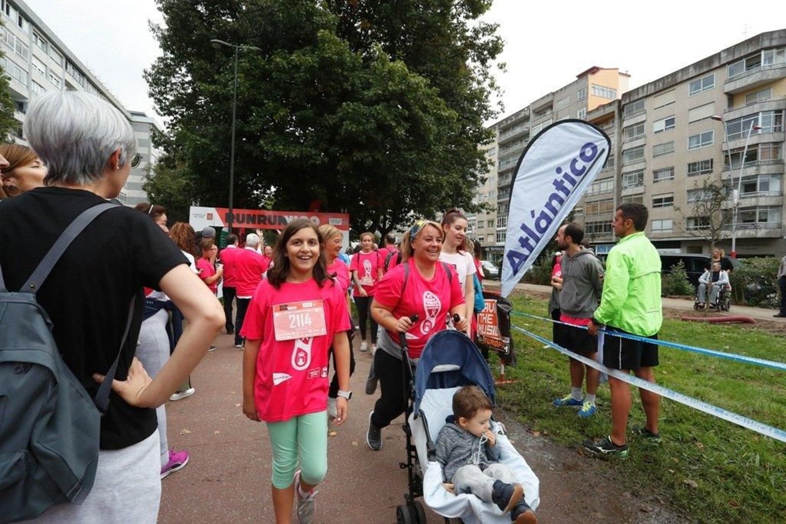 El color rosa abarrotó la Avenida de Castelao - JV Landín 117