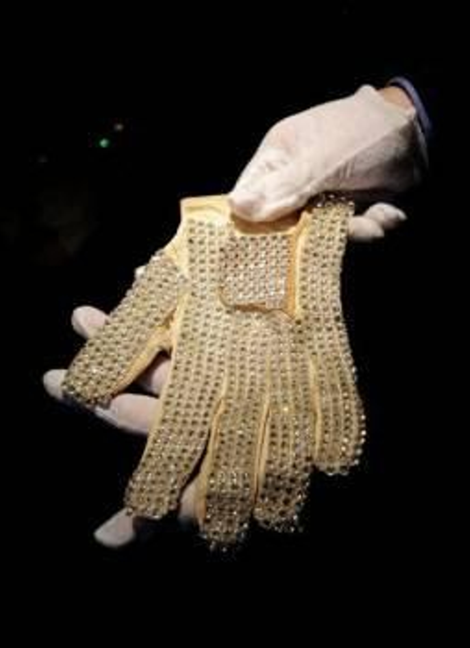 Un hombre muestra el guante blanco cubierto con diamantes que Michael Jackson utilizó en 1983. (Foto: Justin Lane)