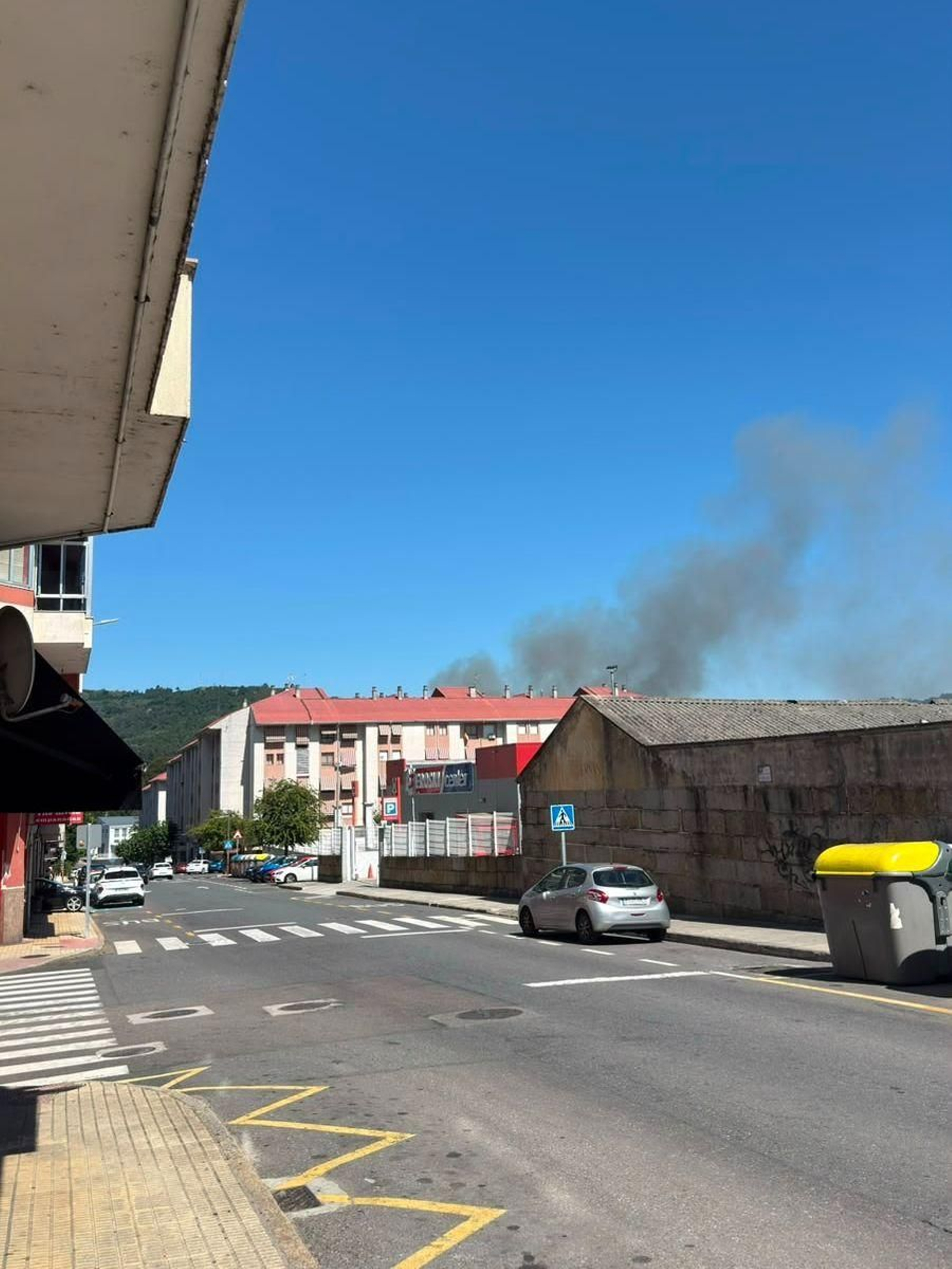 El incendio de Oira desde otra zona de Ourense.
