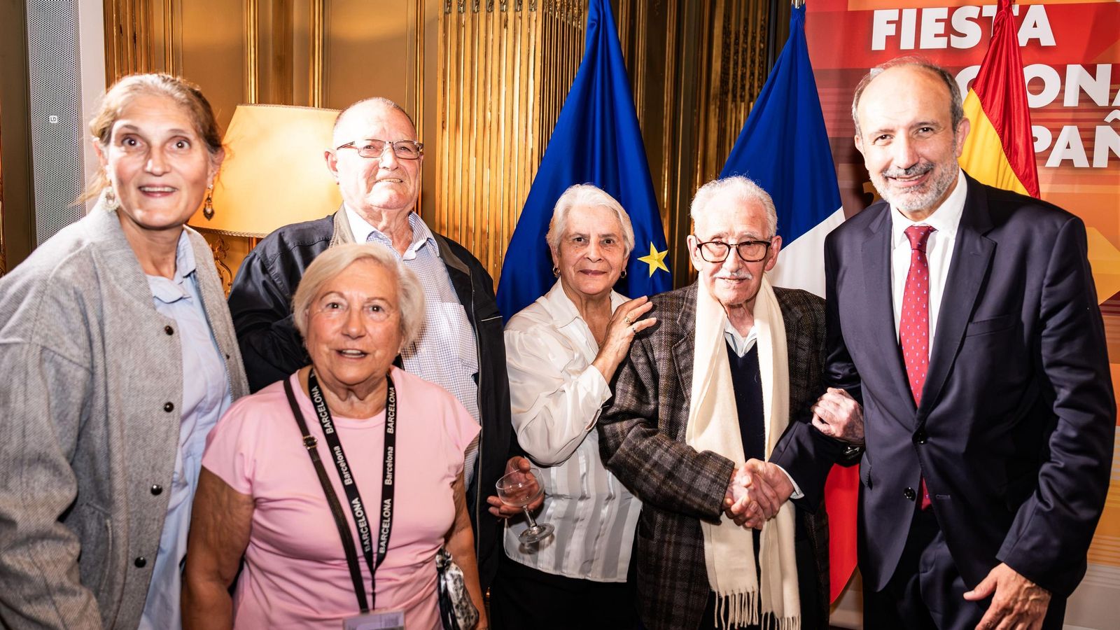 Isabel Marañes de la Casa de Casa de España de la Región Parisina, Ramón Díaz de la CAPFERF o el histórico Antonio García de la Asociación de Jubilados Españoles en Francia posan junto al Embajador