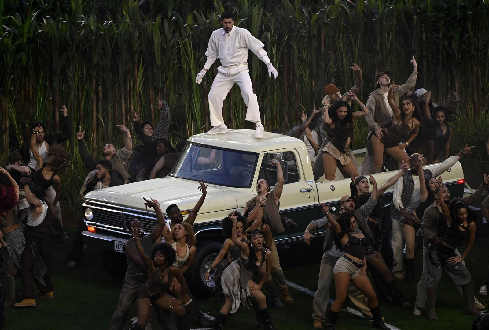 Benito Martínez Ocasio, Bad Bunny, subido al techo de una pick up durante el show del LX Super Bowl.