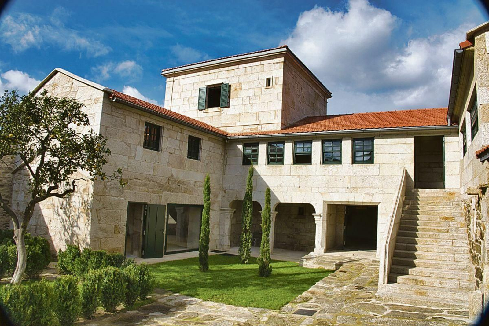 El pazo de A Raposeira, ya rehabilitado, es probablemente el más antiguo de la ciudad. Aunque originalmente se databa en 1625, las últimas investigaciones indican que la construcción, situada en Sárdoma, es anterior a esa fecha, ya que en ese año ya existía un documento de transmisión de propiedad.