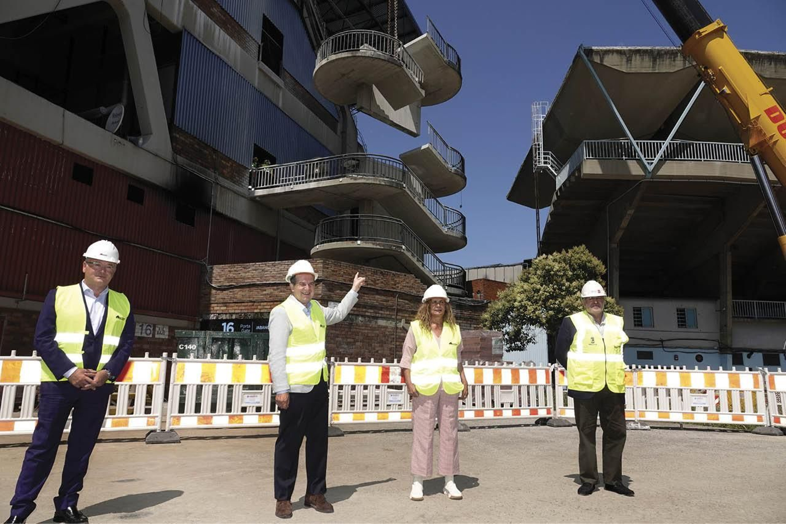 El alcalde, Abel Caballero, y la presidenta de la Diputación, Carmela Silva, visitaron ayer las obras de Balaídos.

VICENTE ALONSO