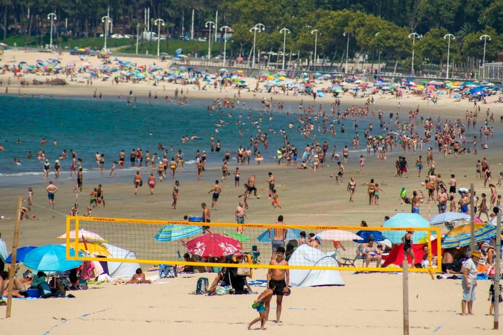 Galería | Vigo busca refugio del calor en sus playas