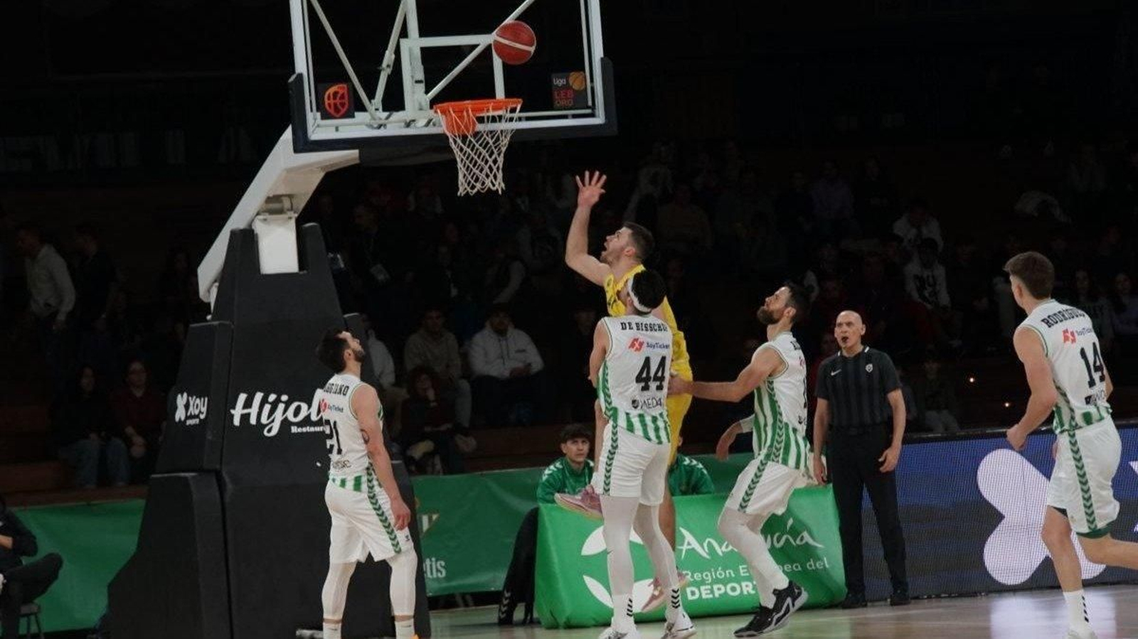 El cobista Radic lanza a canasta en el duelo ante el equipo sevillano.