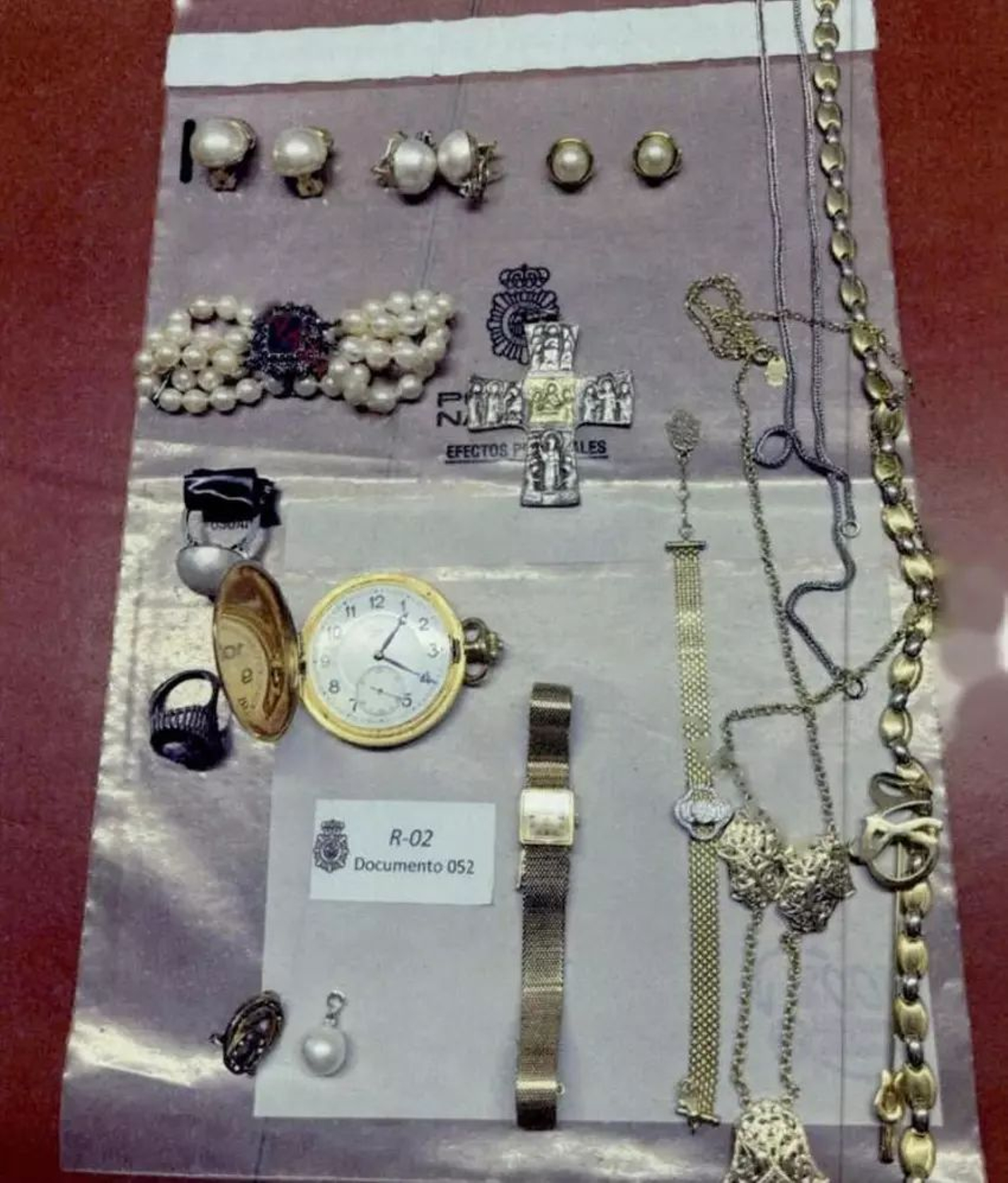 Galería | Las joyas y los relojes que Zapatero guardaba en su despacho