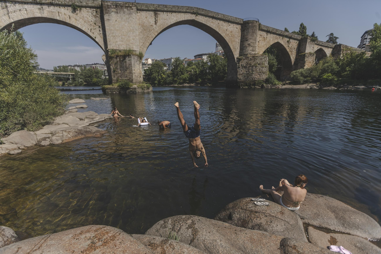 Galería | Chapuzones de alto riesgo desde el Puente Viejo al Miño, en fotos